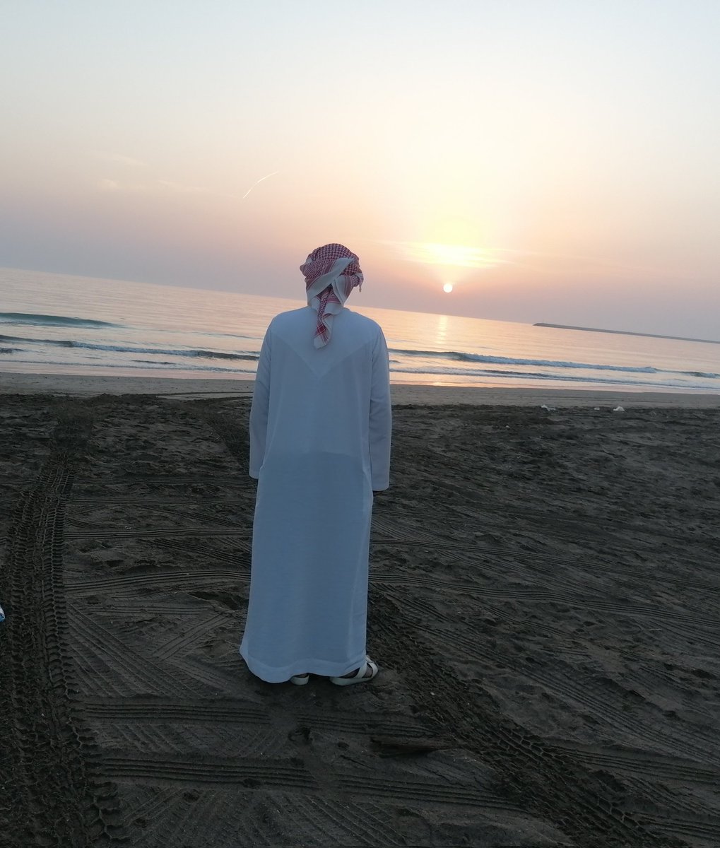 لا هاج موج البحر واحتار مجدافي
من لي عوينٍ على الشدات غير الله

ولو شلت همٍ ثقيل وحطم اكتافي
نصيت من يفرج الضيقات عز الله

#مسـاء_الخـيـرـ