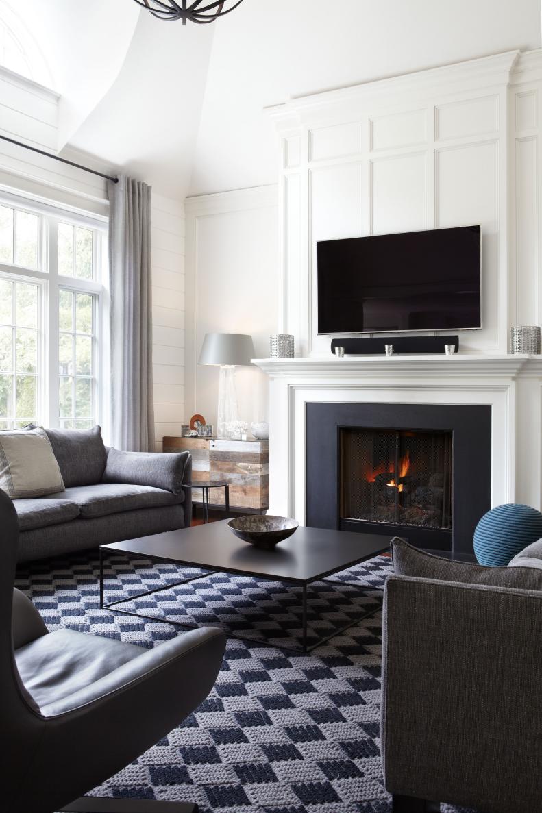 To give this elegant living room a sense of scale and detail, try adding a black fireplace. If you want more warmth and interest: try a diamond-paned area rug. 🖤

#black #blackfireplace #blackfireplaces #modern #modernfireplace #interior #design #interiordesign #homedecor