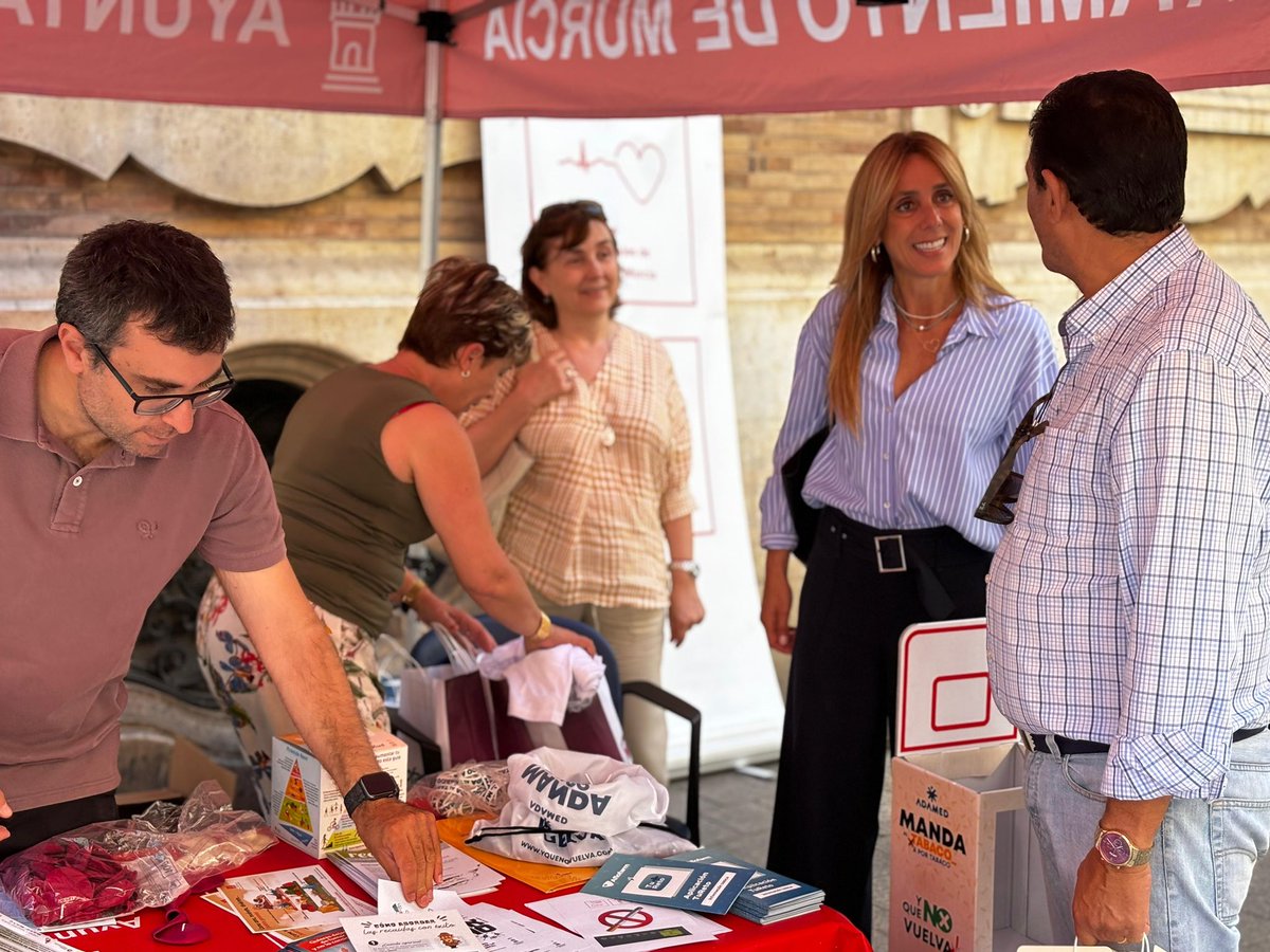 pititorres's tweet photo. Visitanos el Stand informativo de @AytoSaludMurcia con motivo del Dia Mundial Sin Tabaco
Fomentando hábitos saludables, es clave la para prevenir enfermedades. Informamos a la ciudadanía sobre la consulta de Obesidas Infantil y de deshabituación tabaquica #espaciossinhumo https://t.co/eI7grOlZDJ
