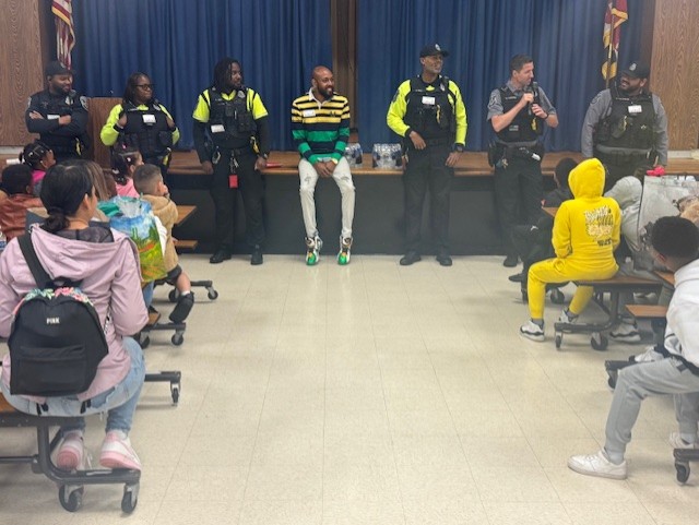 Enjoy a glimpse of one of the exciting activities facilitated by MTPD's Community Services Bureau. CSB's Arts Program staff hosted a field trip to the @NMNH with students from a local elementary school. 50+ students toured the museum's exhibits with our officers. #wmata