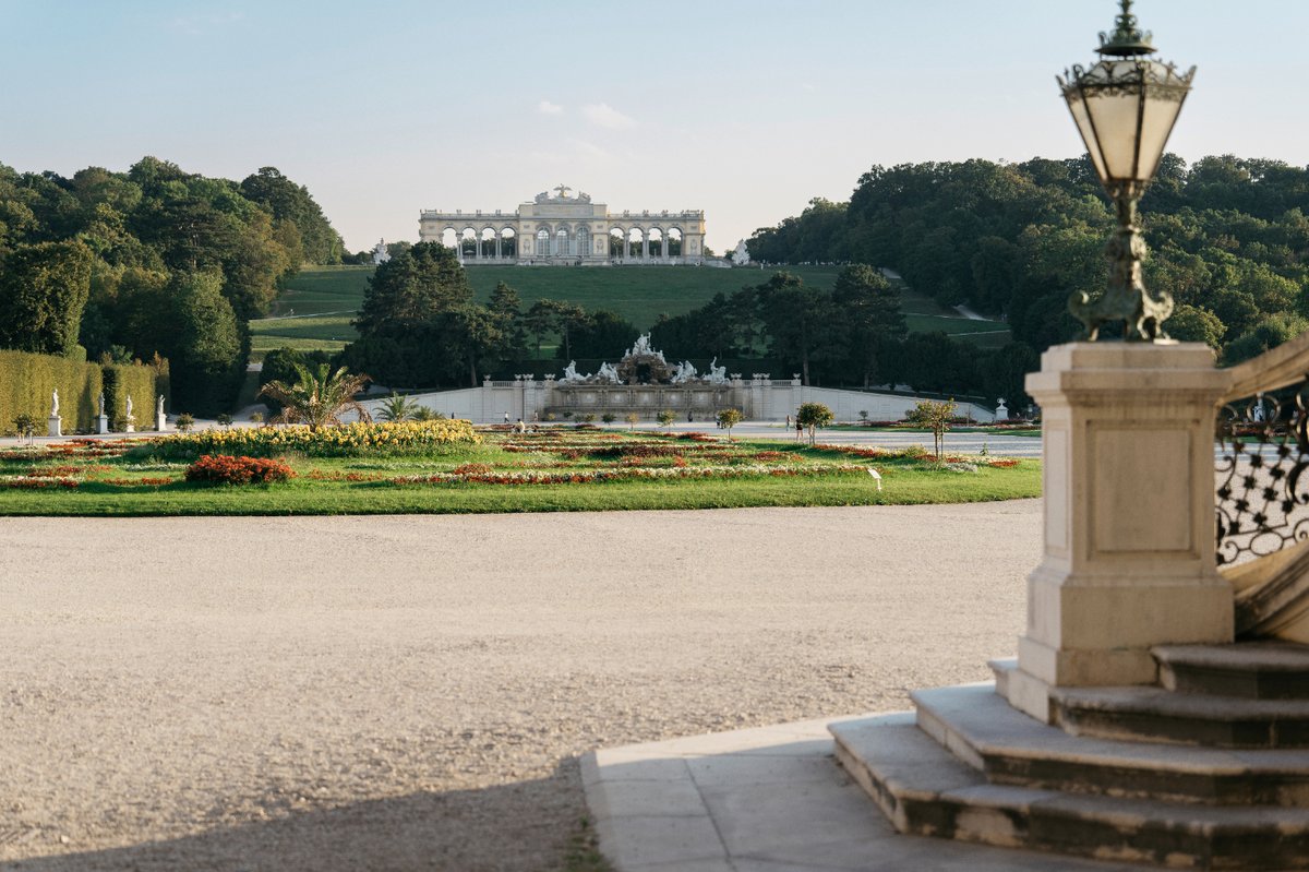 ✨ Wishing you a beautiful holiday from #Schönbrunn with this lovely perspective on the #Gloriette! The palace is open for you tomorrow as usual from 8.30 am–5.30 pm. 💛 📷 © Wien Tourismus/Gregor Hofbauer