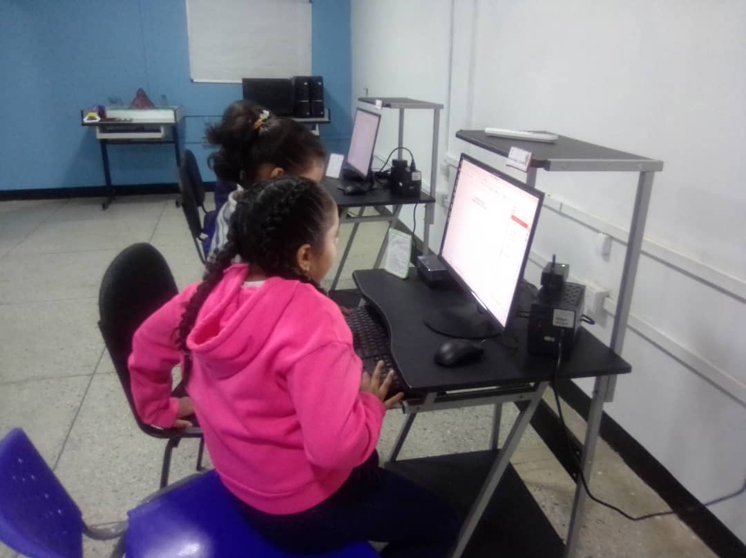 danielasocialis's tweet photo. Formación sobre el inicio del computador a estudiantes de 5to grado de la escuela primaria nacional Evaristo Jiménez #Fal01 #CienciaParaLaVida
@Gabrielasjr
@LaRosaInfoVE https://t.co/yKeuxYsx6N