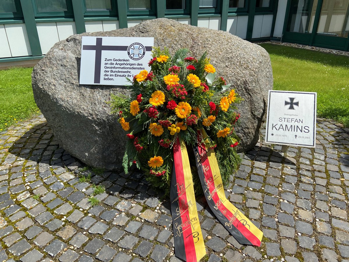 Am 29. Mai 2003 fiel Stabsgefreiter Stefan Kamins im Einsatz in Afghanistan durch eine Panzermine. Bis heute sorgen Kameradinnen und Kameraden des #ZGeoBw dafür, dass sein Gedenkstein in der Mercator-Kaserne stets in Ehren gehalten wird.🫡