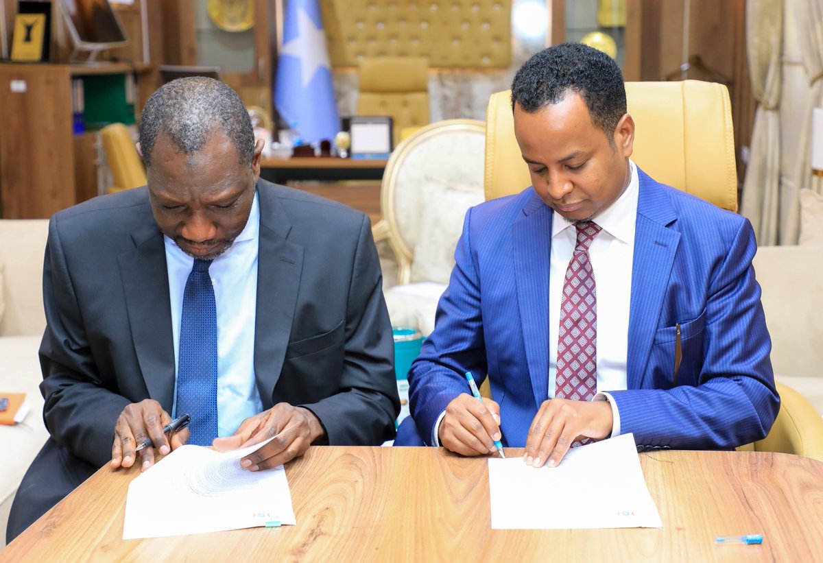 UNHabitat_Som's tweet photo. On his maiden field visit to Somalia, @UNHabitat's  Regional Director for Africa, Mr. Oumar Sylla  and the Minister of Public Works Reconstruction and Housing @Mpwr_Somalia H.E Abdisalaam Abdi signed a #Letter of Intent to confirm their commitment to #sustainable urbanisation https://t.co/ZRsWzl032p