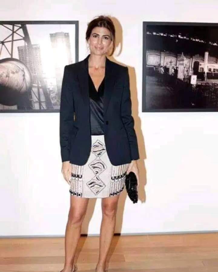 Juliana Awada. Sin collares.aros .anillos.pulseras.prendedores.cadenas de oro . Carteras Vuitton. Dolce. Dior. Cosas que las peronistas se ponen para sentirse señoras y jamas lo logran..aquí juliana con menos es más les muestra de forma humillante lo que es la elegancia.