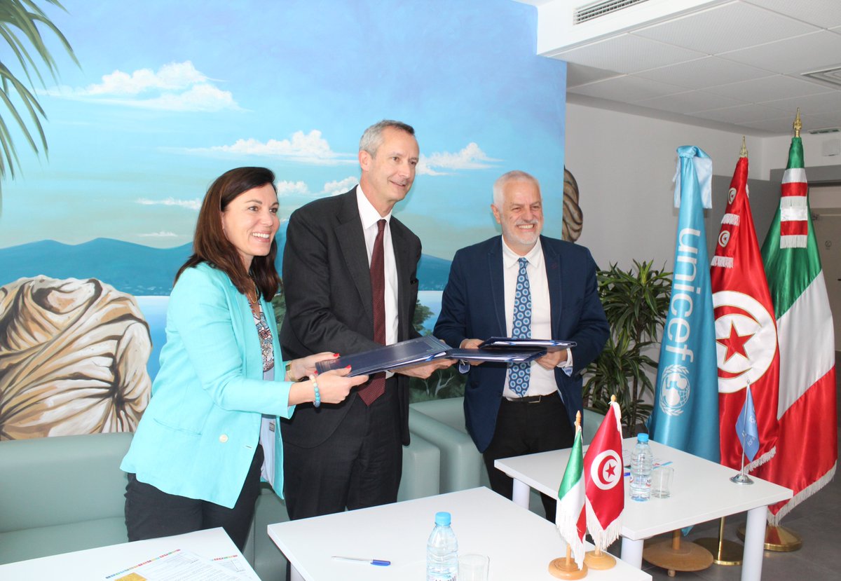 🖊️📚Nouvel accord signé entre la coopération 🇮🇹 et @UNICEF à l'#AICSTunis. Cet accord cible l'amélioration des systèmes d'#éducation, d'enseignement et de #formation professionnelle pour les adolescents tunisiens qui ne sont ni employés, ni en études, ni en formation #NEET