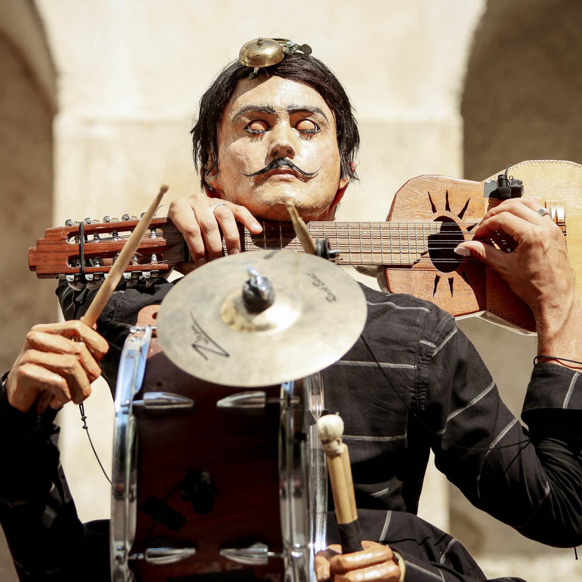 AgendaLisboa's tweet image. Santiago Moreno, o Homem-Orquestra, regressa ao #FIMFA com uma nova proposta: “um concerto marionetístico para um músico e o seu duplo, numa fusão entre marionetas, máscaras e música”. 1 e 2 de junho, no Museu de Lisboa - Palácio Pimenta
@LisboaCultura
agendalx.pt/events/event/l…