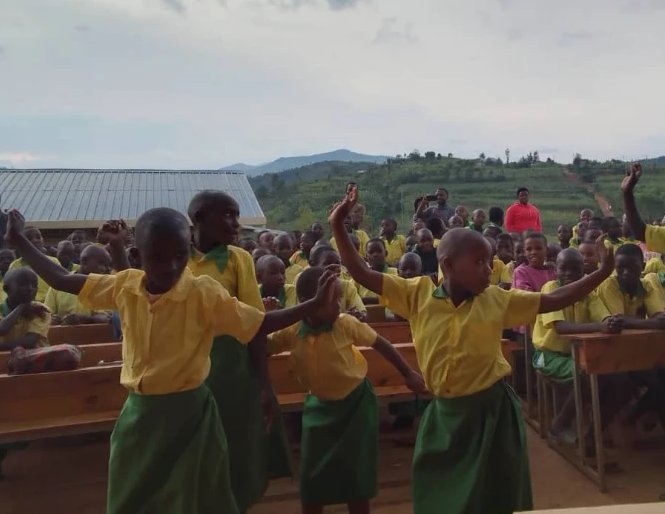 CheminLumiere's tweet photo. Together, we are working for a world where every child has the fundamental right to learn, grow and be heard. Recently, the students of Saint-Abel in Kavumu got together to discuss and learn about children's rights. https://t.co/3fdDt9f3Dl
