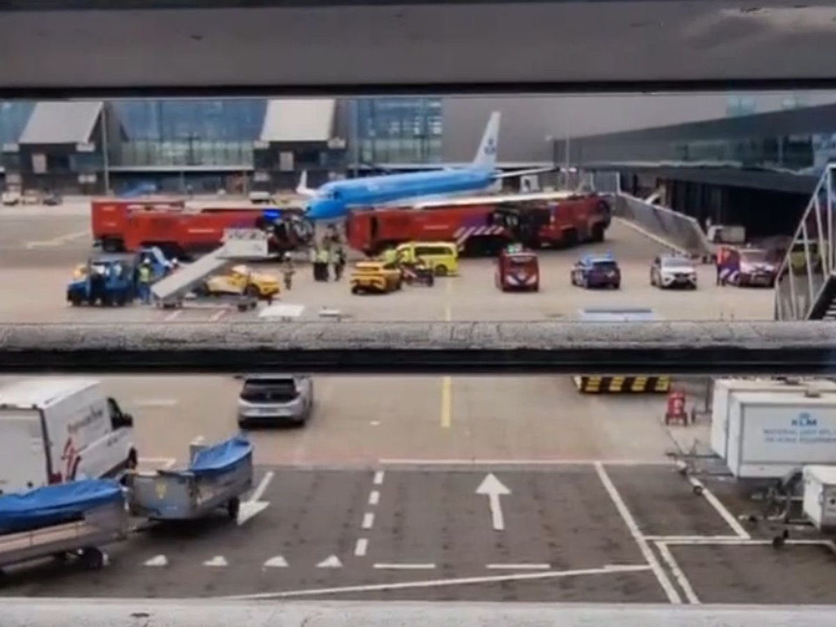 Como pode isto acontecer em Schipoll, Amsterdam?
Uma pessoa morreu sugada pelo motor de um Embraer 190 da KLM.
Os procedimentos de segurança são claros no que respeita a movimentos de pessoas e aviões na placa de estacionamento. Algo de muito grave aconteceu aqui que não podia