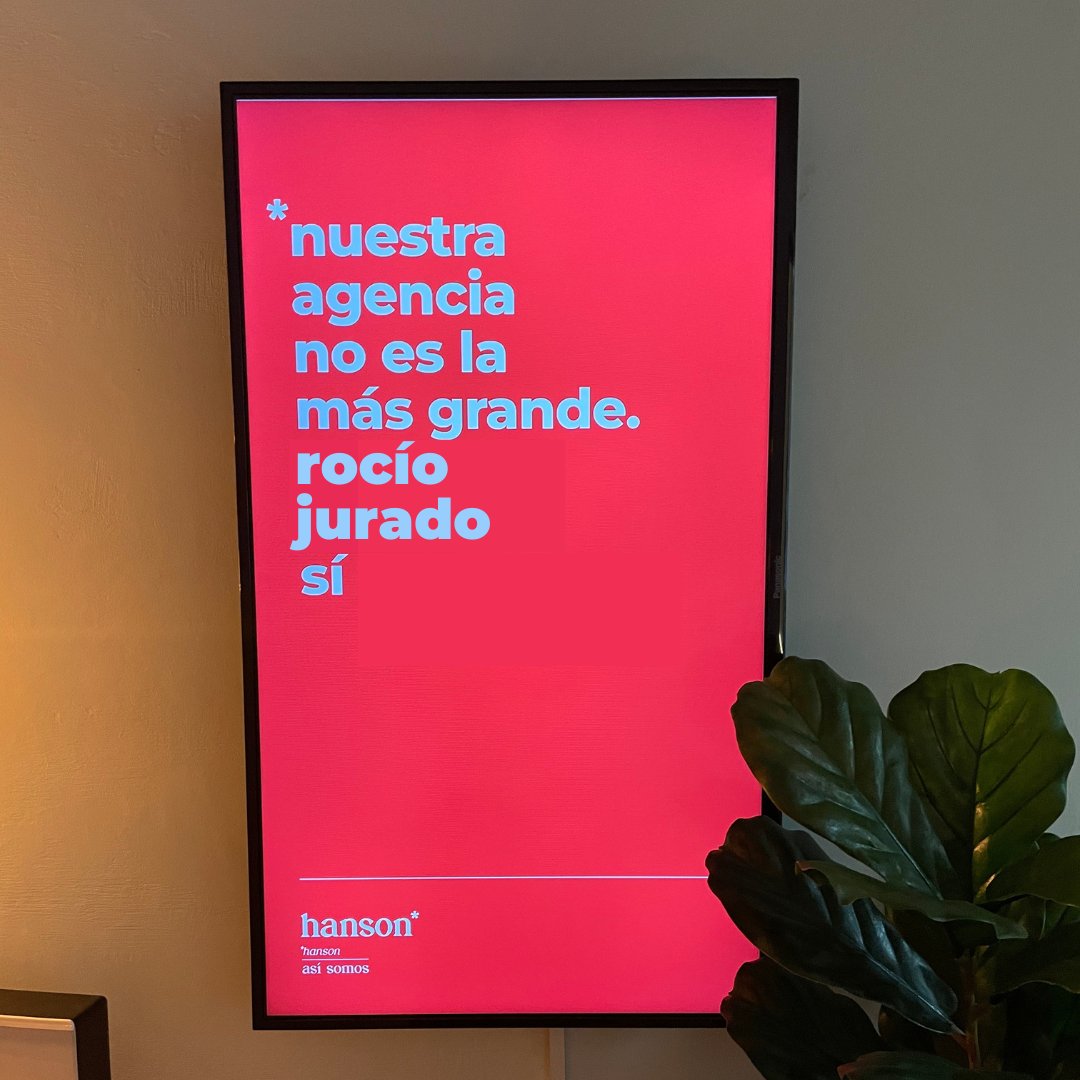 ustedes qué opinan cuál dejamos puesta en la entrada de la agencia