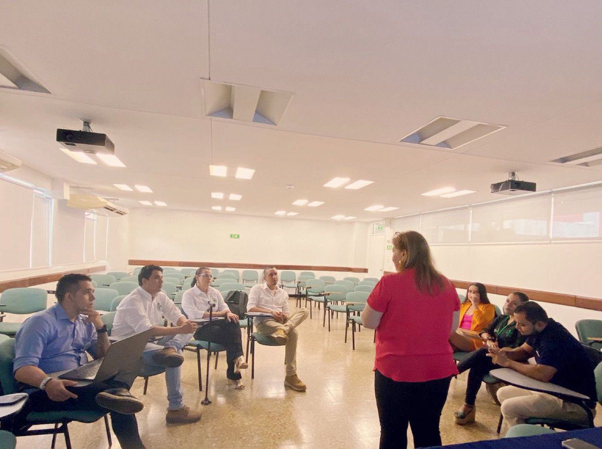 Amgasca's tweet photo. Hoy en #Neiva realizamos el Encuentro Regional del Programa #SENAEmprendeRural, con el fin de articular el trabajo que se ejecutará para fortalecer el campo huilense a través de la estrategia #CampeSENA y de la convocatoria de economía campesina #FondoEmprender 🙌 https://t.co/sAl2OBNcuB