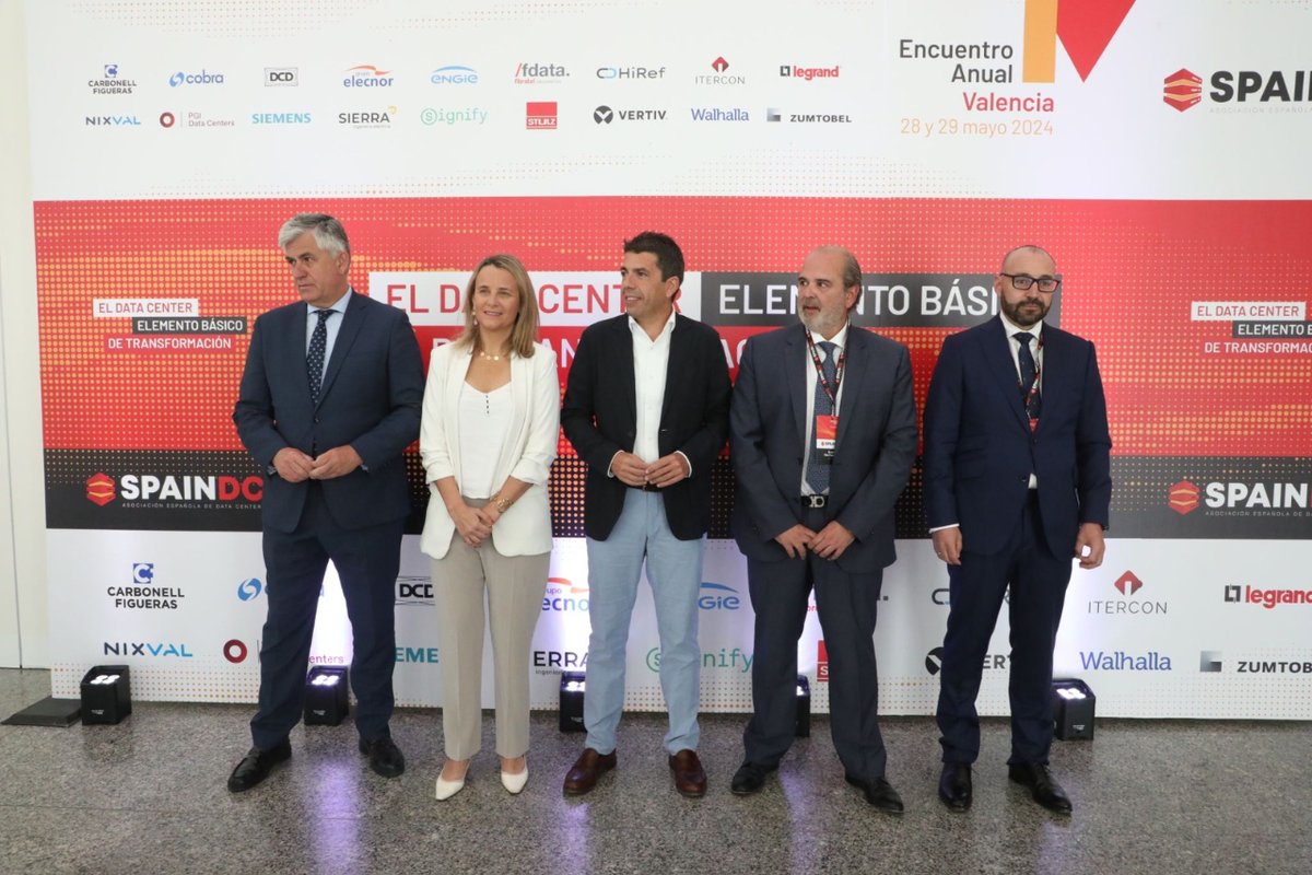 AjuntamentVLC's tweet photo. 👩💻 Asistimos a la inauguración del IV Encuentro anual de #DataCenters-#SpainDC en la @CACiencies, que reúne a más de 300 profesionales del sector.
Los centros de datos concentran los recursos necesarios para procesar la información de una organización.
🔗 https://t.co/0yN7zSdjLv https://t.co/SSxNpKDelv
