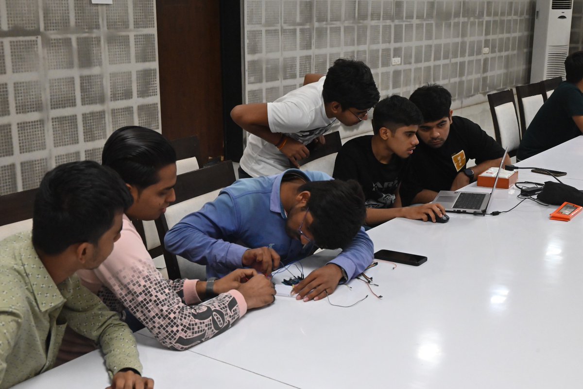 GujScienceCity's tweet image. Modern Living with Smart Solutions: Students Explored the Use of IoT Technology in Home Automation Workshops Through Hands-On Activities.  #SummerScienceProgram #chalosciencecity @indiadst @dstgujarat @jbvadar @InfoGujarat @drvrajesh