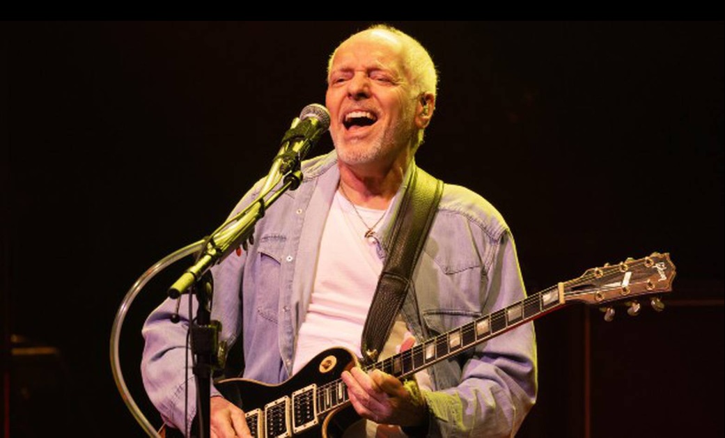 Congrats to @peterframpton!  June 9th, he'll receive the #SpiritAward from the #LesPaulFoundation: wbab.com/news/peter-fra…  Can you name some legendary @gibsonguitar  #LesPaul guitarists?  ~ @niqueWBAB