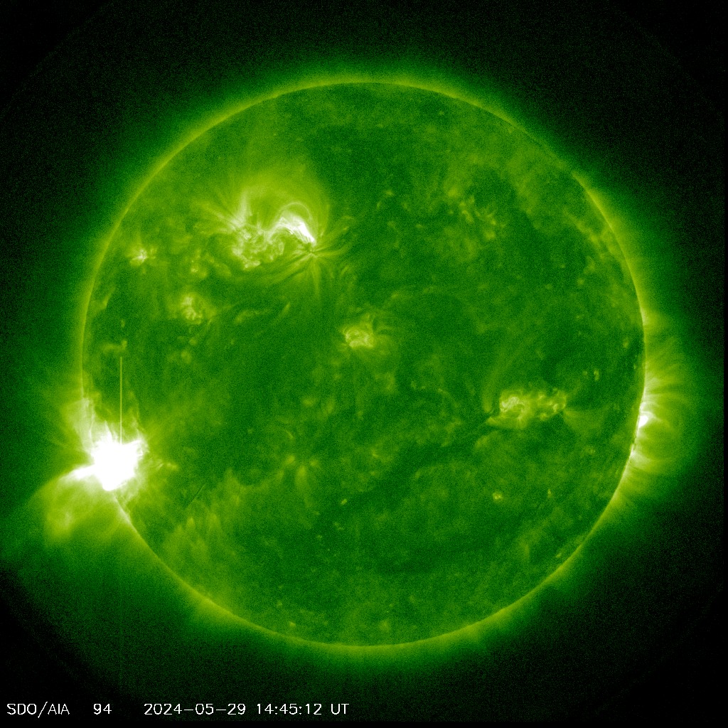 As expected, sunspot '3697' produced a class X 1.4 flare a few minutes ago. HF communication are affected on the dayside of Earth for the next minutes. 📻 It is likely to be associated with a plasma ejection, although this should be confirmed (waiting for more datas).