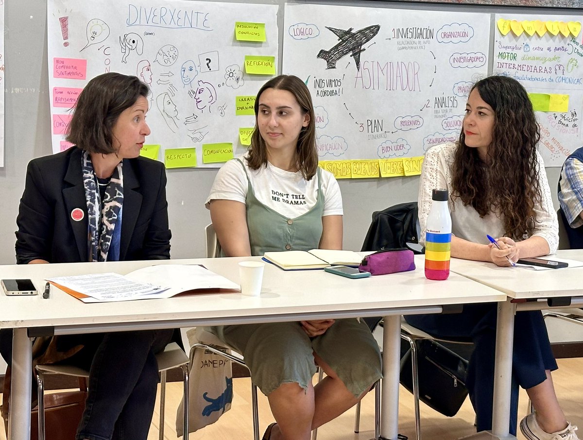 PazodeRaxoi's tweet photo. 🤲 A tenenta de alcaldesa, María Rozas, abriu o encontro “Compostela co Sur Global”, co que comeza o programa Compostela Máis Solidaria. Na xuntanza, diferentes ONGDs presentan os proxectos que teñen en marcha grazas ás subvencións municipais de cooperación ao desenvolvemento. https://t.co/PCpkQABusD