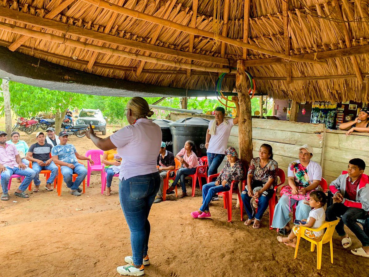 La @ADR_Colombia llegó a la vereda Morrocoy de San Pelayo, Córdoba, para apoyar a más de 20 familias campesinas en sus cultivos de maíz, plátano, yuca y ñame. La #SemillaDelCambio fomenta la Asociatividad y el sentido de pertenencia generacional. #ReformaAgrariaImparable