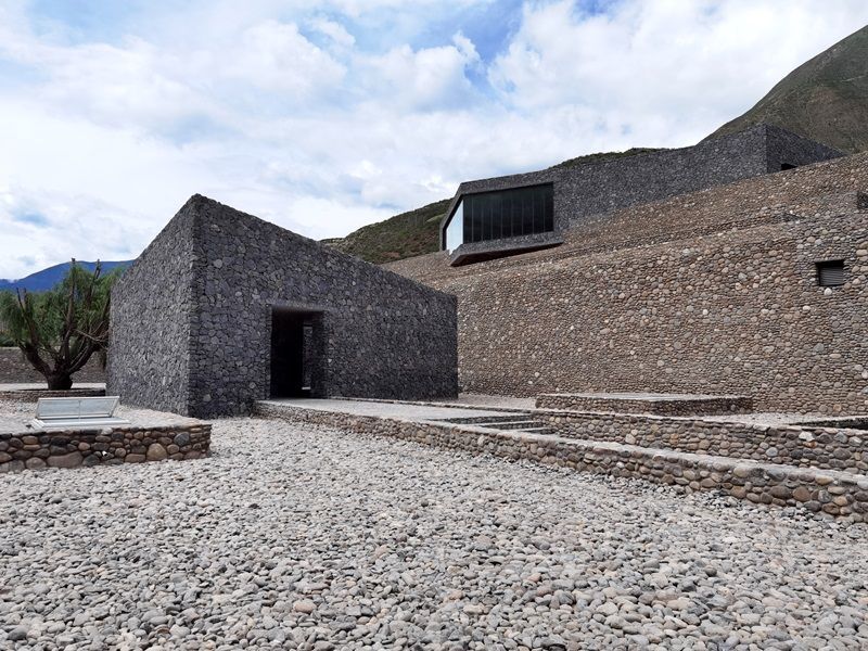 En el escarpado terreno de Quzika, un pequeño pueblo de la región del Tíbet, Pl-T Architecture Studio ha proyectado una bodega camuflada en la topografía de la montaña nevada de Dameiyong, salpicada de nogales centenarios y vides. 

buff.ly/4bAAlGB