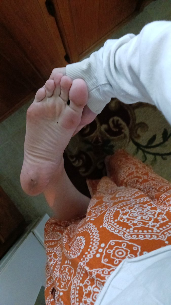 My long toes and wrinkly soles will keep you desperate to send 🥵 My good feet simps get lots of feet content to goon to ~ but they understand that spoiling Me is their top priority 👑