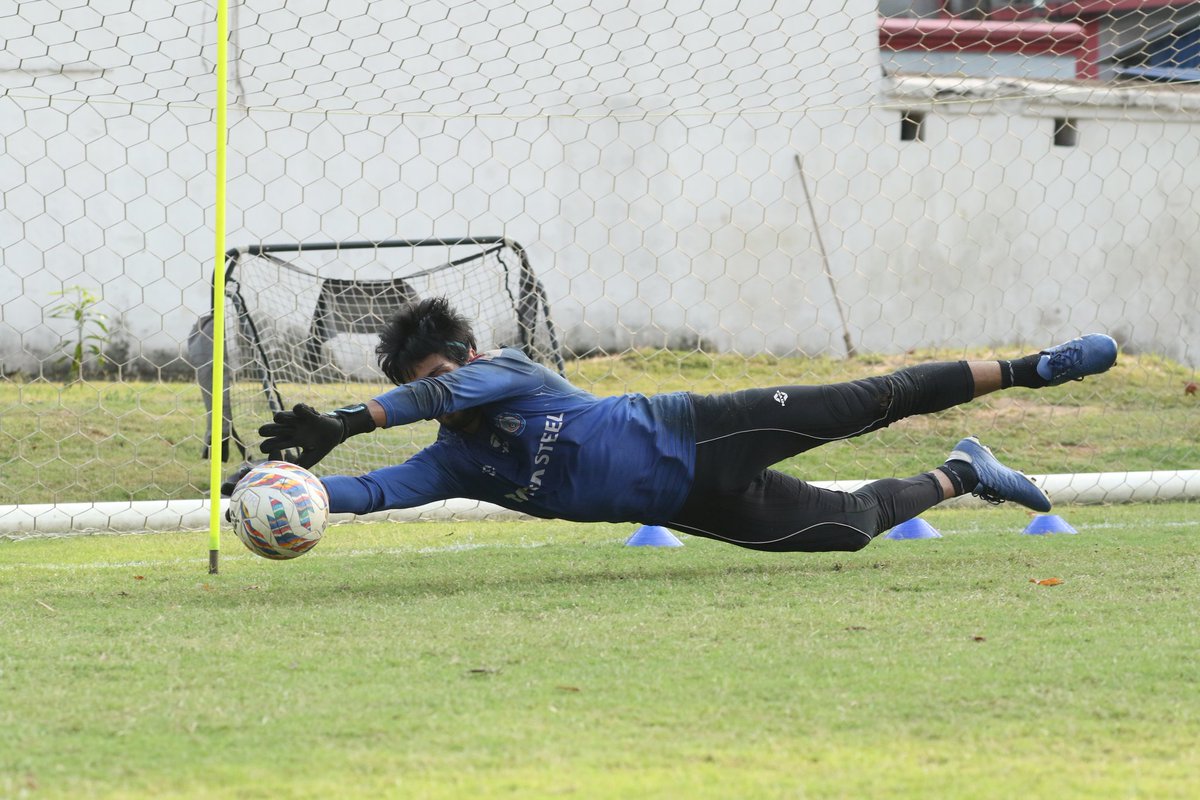 WHO COULD THIS POSSIBLY BE? 🤔 Help us identify who this young shot stopper is 😎🧤 #JamKeKhelo