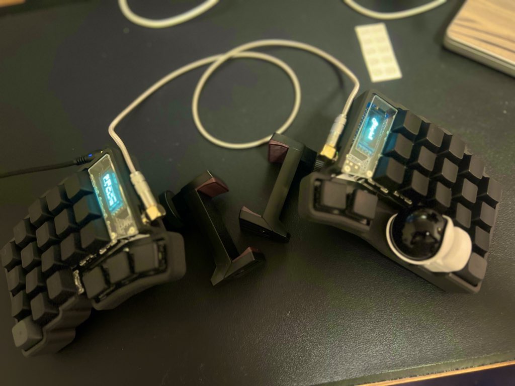 kazy_developer's tweet image. 念願のkeyball39を購入しコツコツ組み立ててようやく完成しました🎉
そして控えめに言っても素晴らしすぎる至高の分離キーボードでした...
操作性、コンパクト、肩こり解消、トラボ付きなどおすすめポイント満載☺️
組み立てにははんだ付けが必要で初心者には難易度高めだったり、…