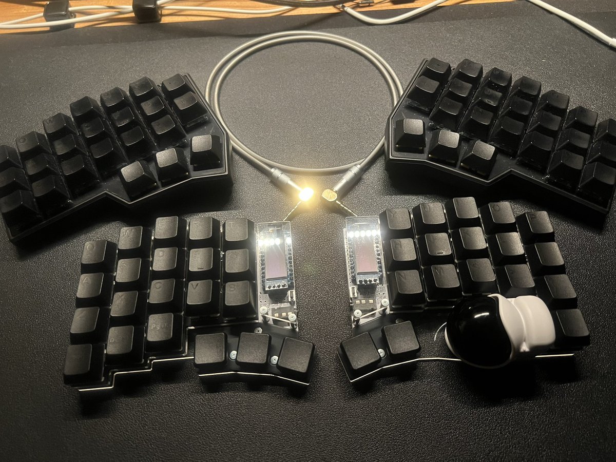 kazy_developer's tweet image. 念願のkeyball39を購入しコツコツ組み立ててようやく完成しました🎉
そして控えめに言っても素晴らしすぎる至高の分離キーボードでした...
操作性、コンパクト、肩こり解消、トラボ付きなどおすすめポイント満載☺️
組み立てにははんだ付けが必要で初心者には難易度高めだったり、…