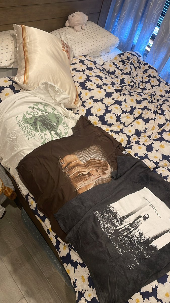 Which shirt do I wear on the plane today to go to Lyon???? @taylorswift13 @taylornation13 #TheErasTourLyon