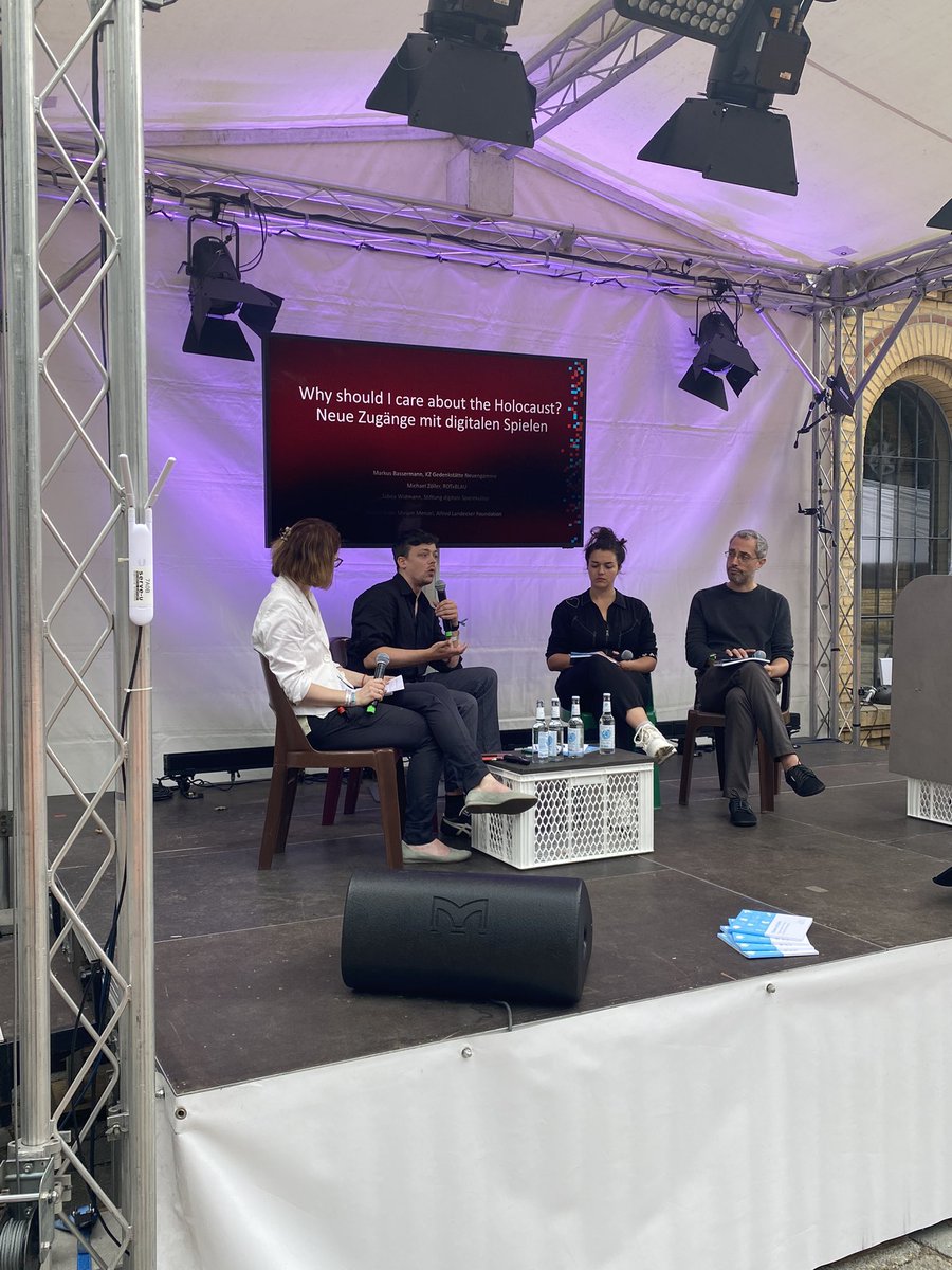 „Wir müssen Menschen in ihrer Lebenswelt abholen“, sagt Tabea Widmann von <a href="/Digitale_Spiele/">Stiftung Digitale Spielekultur</a> auf dem Panel zu digitalen Spielen als Zugang zu Erinnerung mit Markus Bassermann von <a href="/GedenkstaetteNG/">Neuengamme</a> , <a href="/rxbmz/">Michael Zöller</a> von <a href="/rotxblau/">ROTxBLAU - working on Meine Oma(88)</a> und Miriam Menzel aus unserem Programmteam. #rp24