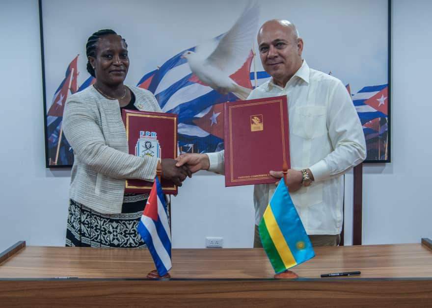 Recibió el @DrRobertoMOjeda a la Vicepresidenta del Frente Patriótico Ruandés (FPR), Hon. Consolée Uwimana. Firmaron un acuerdo de Intercambio y Cooperación entre el Partido Comunista de #Cuba y el FPR. #PinarXNuevasVictorias