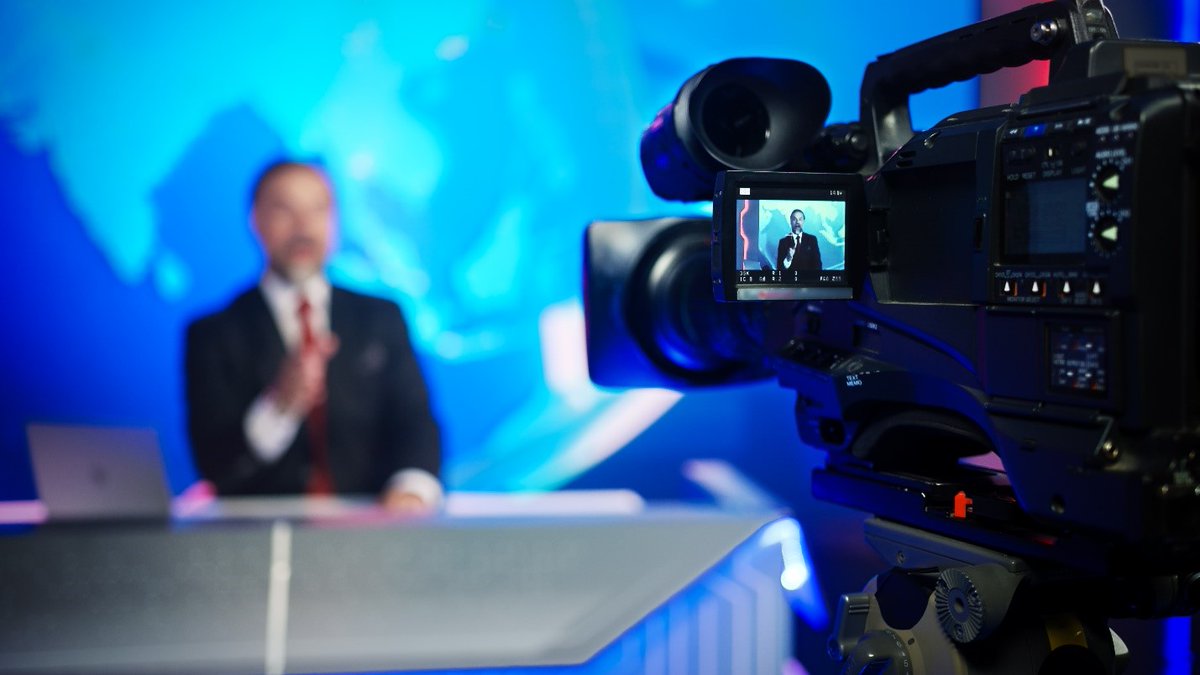 Work in a U.S. local tv #newsroom? University of Kentucky professor wants to talk with you for #research project about #labor conditions. All job descriptions &amp; markets welcome. One hour, one interview via Zoom. Identity kept confidential. Contact careyh@uky.edu. Please share!