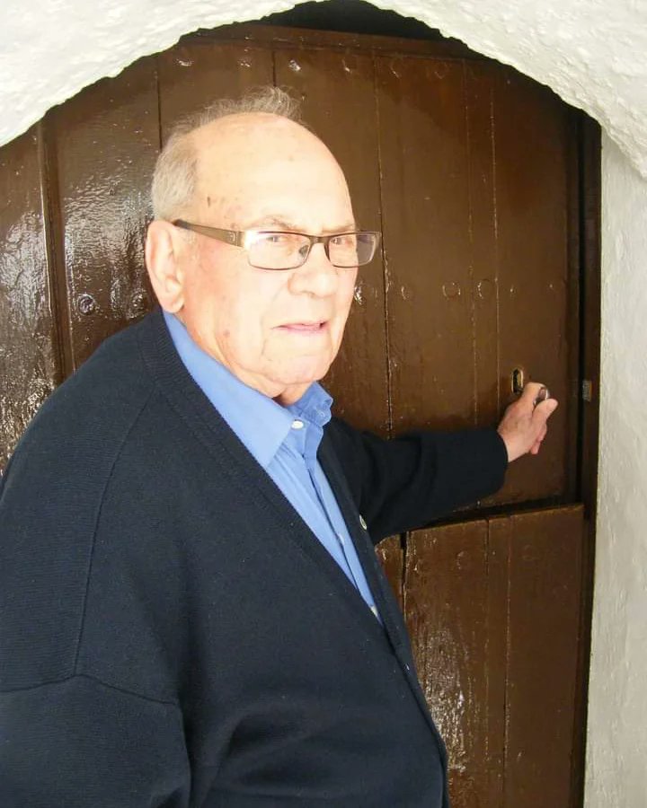 ✝️ "Manuel Cruz Úbeda", nieto de Manuel "el calderero" e hijo de Miguel Cruz Membrilla y Ana Úbeda Hernández "la peinaora", últimos moradores de la cueva que hoy se conserva como museo🏛️

🫂Nuestro más sentido pésame a su familia. Descanse en paz🤍

🔸CuMuCI.CuevasdeGuadix®🔸