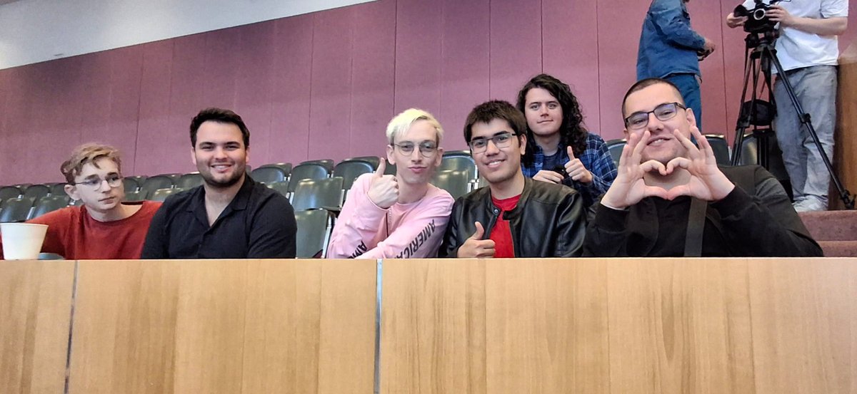 Vandaag ontvingen wij betrokken leden van de
<a href="/SPJongeren020/">SPJongerenAmsterdam</a> om een kijkje te nemen achter de schermen op de #stopera.  

De jeugd heeft de toekomst, en samen met deze betrokken, scherpe en activistische jongeren zal de
<a href="/SPnl/">SP</a> altijd blijven vechten voor sociale vooruitgang ✊🍅