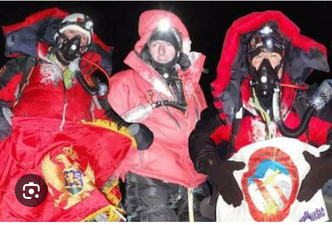 Dva je majska dana Crna Gora bila na vrhu Svijeta. 
21. maja 2006.  i
23. maja 2010. 
Sa malim zakašnjenjem podsjećanje na moje Nikšićane, PSK Javorak i čuvenu fotografiju sa Everesta. ❤️🇲🇪
Marko Blečić, Đorđije Vujičić i Dragutin Vujačić. ❤️❤️❤️