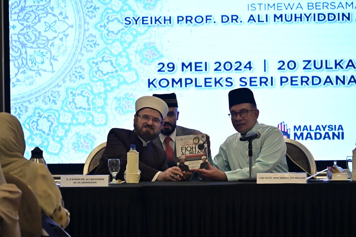 Alhamdulillah malam ini Seri Perdana, Putrajaya meneruskan Majlis Ilmu Madani dengan menerima tamu istimewa Syeikh Profesor Dr. Ali Muhyiddin Ali al-Qaradaghi, Pengerusi Kesatuan Ulama Sedunia. Saya singgung bahawa sewaktu kesedaran dan kecerdasan umat mengenai Islam semakin