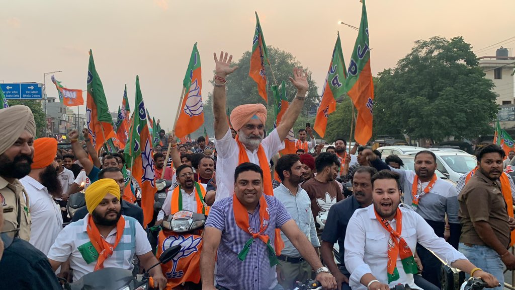 SandhuTaranjitS's tweet photo. Energizing roadshow in #Amritsar today. Grateful for the support 🙏🏻
#LokSabhaPolls2024 https://t.co/zVRyAs2ccD