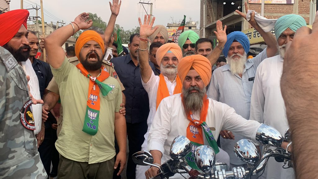 SandhuTaranjitS's tweet photo. Energizing roadshow in #Amritsar today. Grateful for the support 🙏🏻
#LokSabhaPolls2024 https://t.co/zVRyAs2ccD
