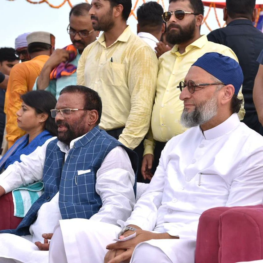 officialrssp's tweet photo. ओवैसी साहब जी तथा अपना दल (कमेरावादी) नेता, मा०विधायक पल्लवी पटेल जी ने विशाल जनसभा को संबोधित करते हुए भाजपा सरकार के खिलाफ़ जमकर निशाना साधा तथा कुशीनगर की देवतुल्य जनता से 1 जून 2024 को गन्ना किसान के सामने बटन दबाकर मा०स्वामी प्रसाद मौर्य जी को जिताने के लिए अपील किया। https://t.co/XIrzWZYYZG
