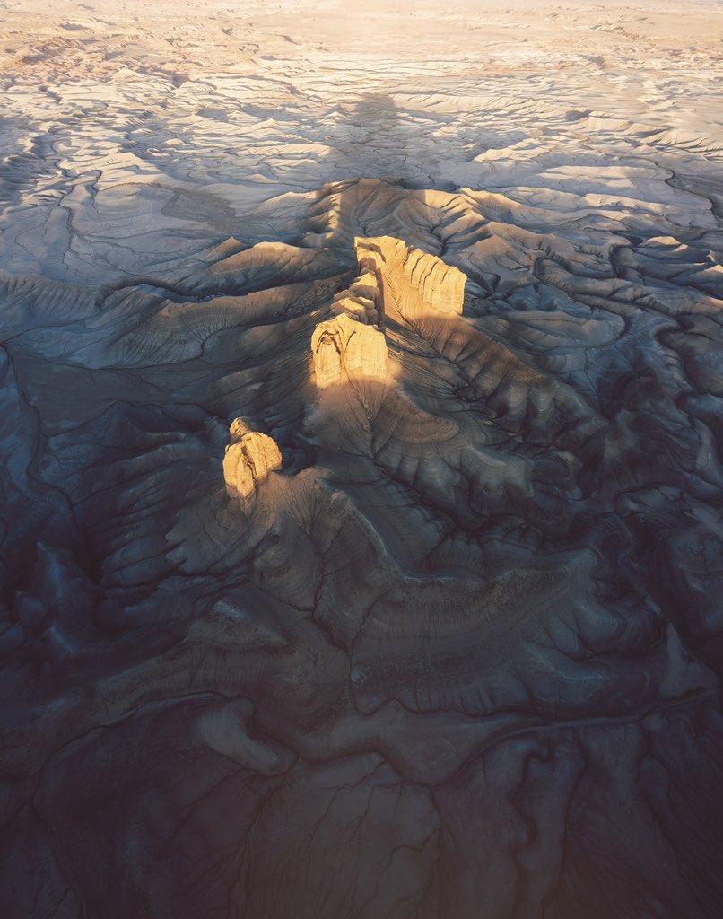 ‘Shadow of the Spires’ 1.2 miles visible in a single frame, captured in the southern Utah desert Owned by @0xKNL__