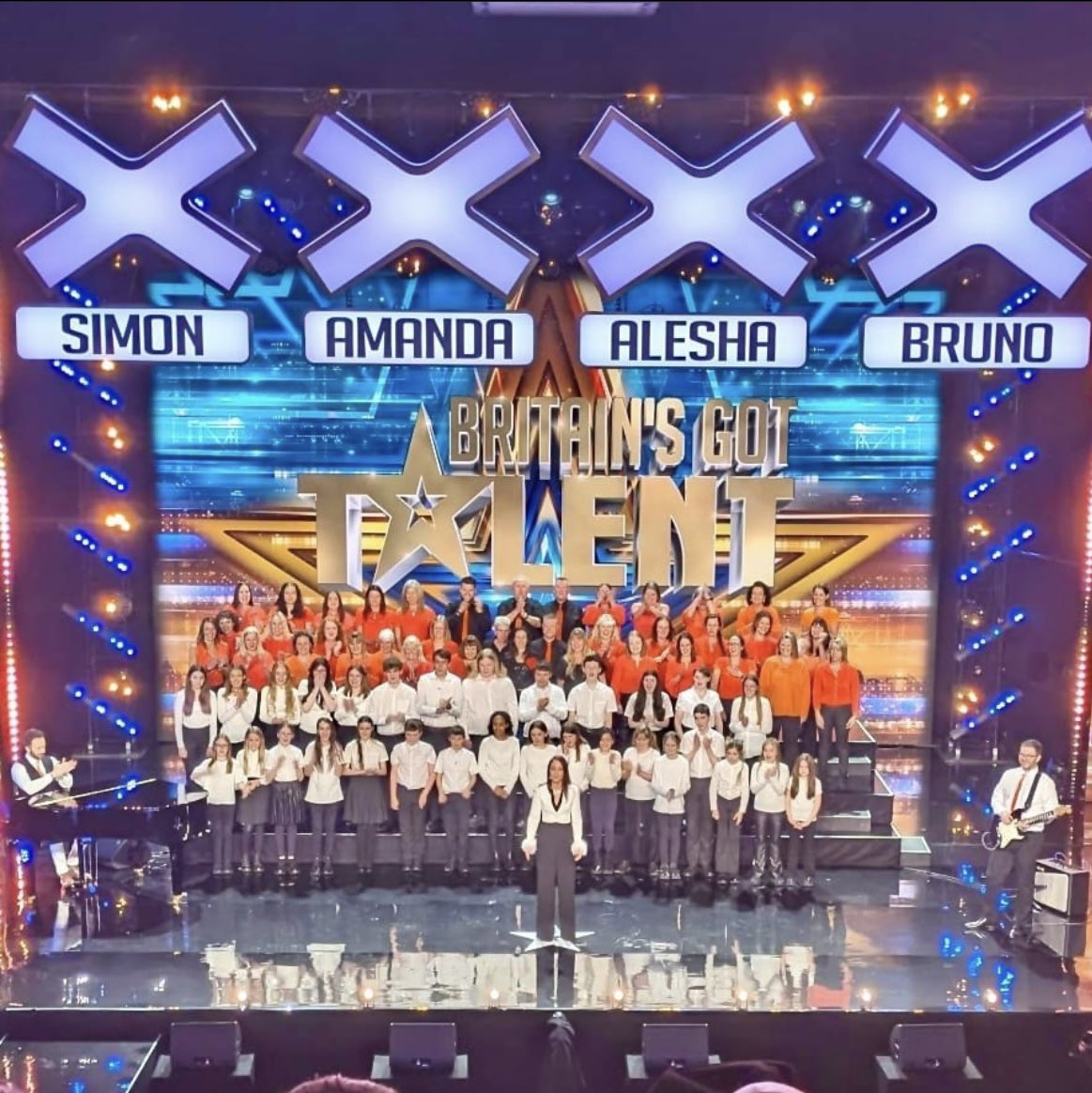 Teachers Rock the @BGT @LondonPalladium stage ❤️ Live musicians and an intergenerational choir aged 7-70yrs representing the #WestCountry and flying the flag for rural communities ❤️