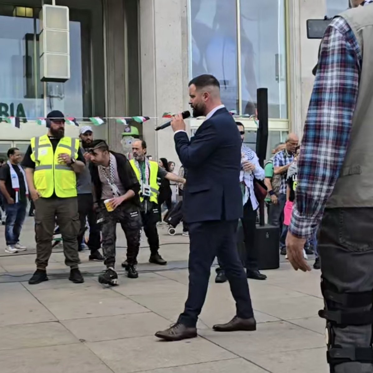 Auf dem #Alexanderplatz heute erneut eine Israelfeindliche und islamistisch geprägte Versammlung.

Nach wiederholten 'Kindermörder Israel' (Ritualmordmythos) reagiert Team Blau und weist auf das Verbot hin.

Sprecher wieder Islamist Serhat Sisik und Umfeld.