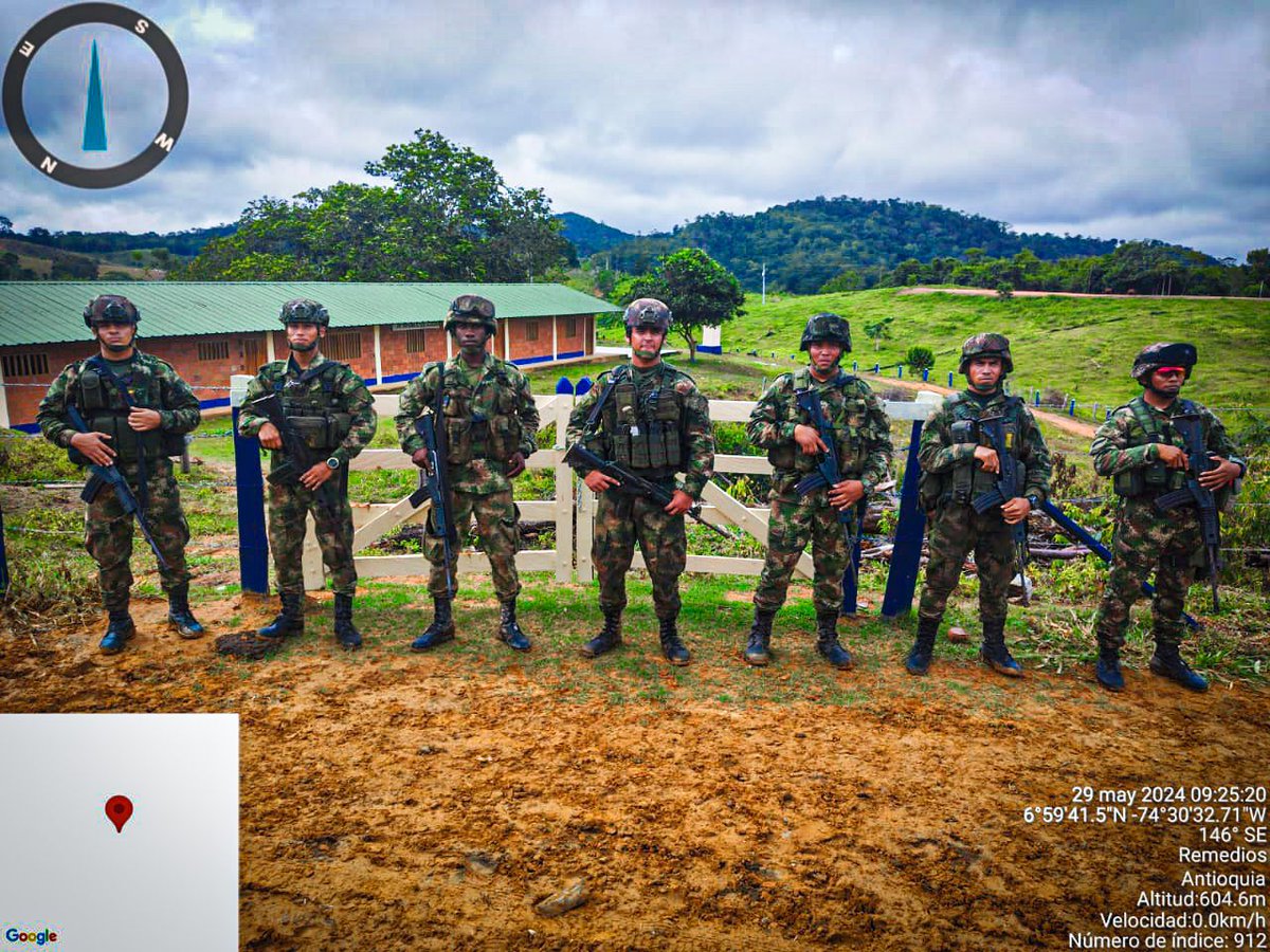 #AEstaHora | Nuestros soldados de la #Brigada14 se encuentran haciendo presencia en la Vereda Las Delicias, jurisdicción del municipio de Remedios, Antioquia, esto con el fin de brindarle a la población civil seguridad y tranquilidad. #PatriaHonorLealtad