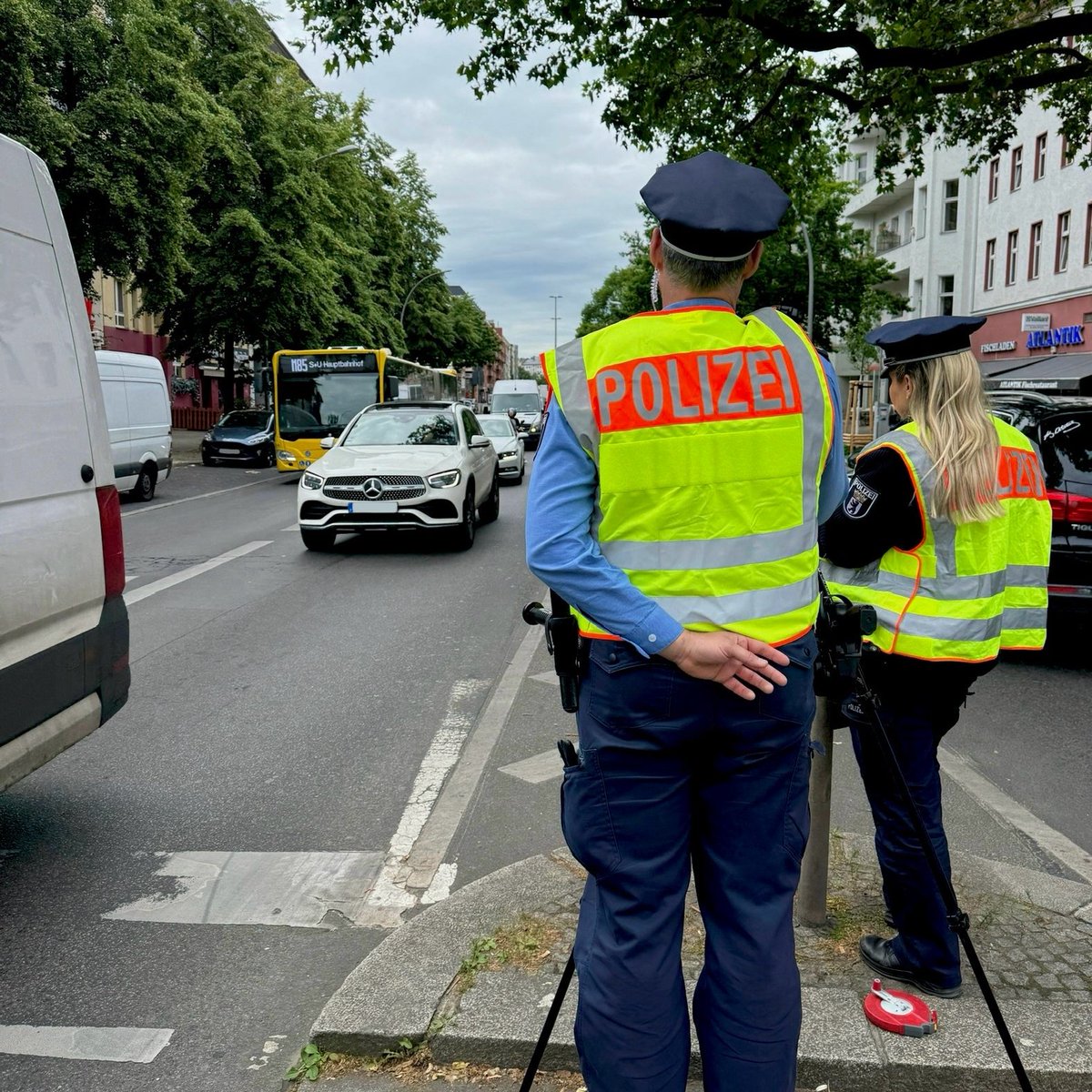 polizeiberlin's tweet image. Geschwindigkeits- &amp;amp; Verkehrskontrollen in der Praxis standen heute bei unseren Azubis auf dem Plan. Zusammen mit Kolleg. des #A41 und #A48 schauten sie in #Schöneberg, ob sich alle an die 30 km/h hielten.
In 2 h waren 18 zu schnell.
Außerdem ➡️1x Fahren unter Drogeneinfluss
^tsm