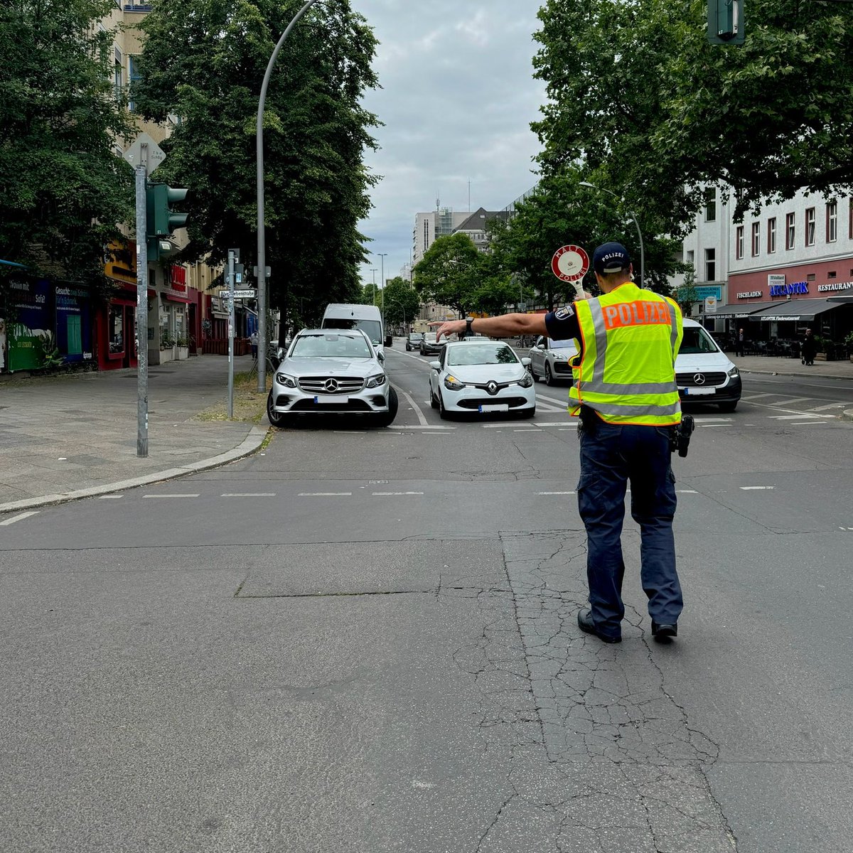 polizeiberlin's tweet image. Geschwindigkeits- &amp;amp; Verkehrskontrollen in der Praxis standen heute bei unseren Azubis auf dem Plan. Zusammen mit Kolleg. des #A41 und #A48 schauten sie in #Schöneberg, ob sich alle an die 30 km/h hielten.
In 2 h waren 18 zu schnell.
Außerdem ➡️1x Fahren unter Drogeneinfluss
^tsm