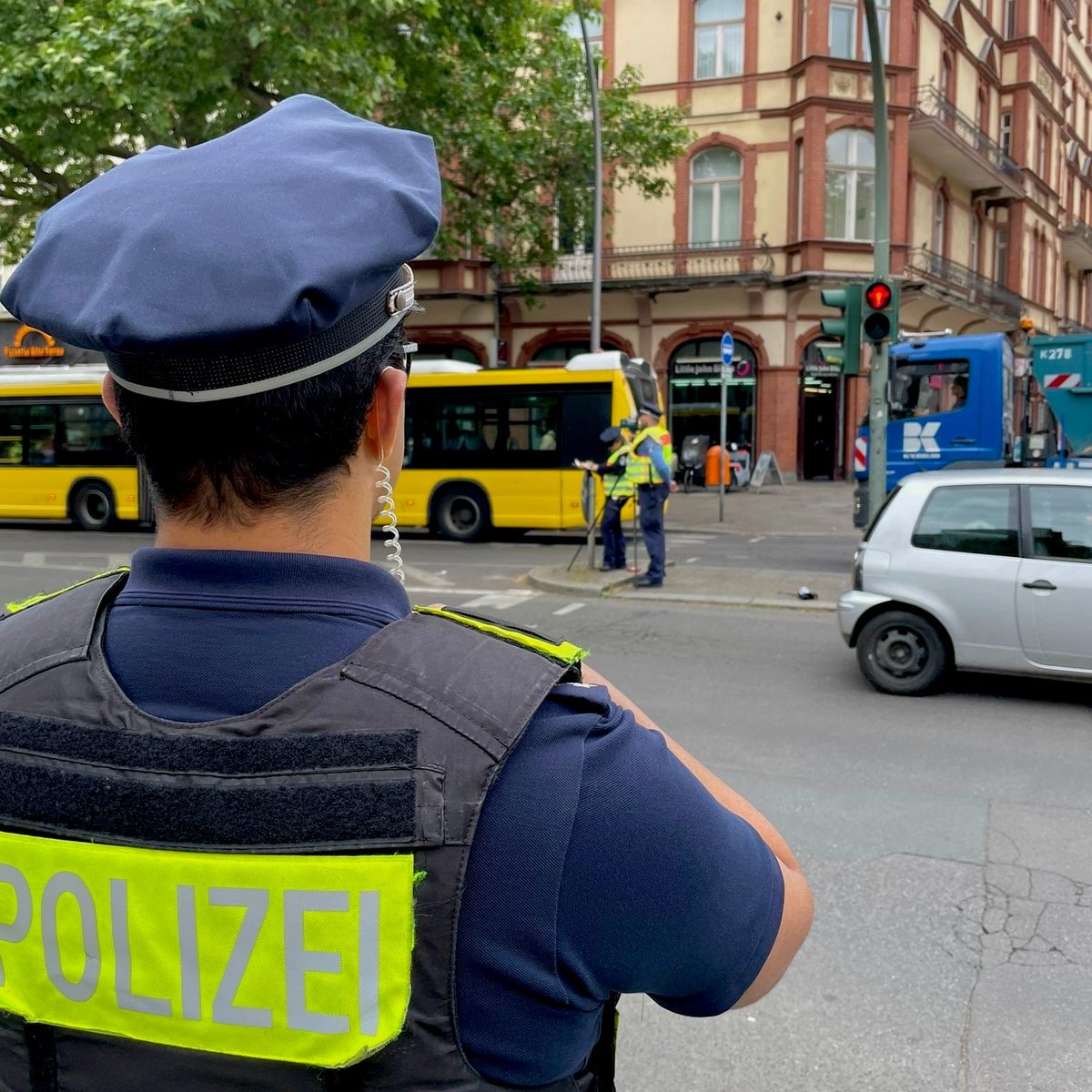 polizeiberlin's tweet image. Geschwindigkeits- &amp;amp; Verkehrskontrollen in der Praxis standen heute bei unseren Azubis auf dem Plan. Zusammen mit Kolleg. des #A41 und #A48 schauten sie in #Schöneberg, ob sich alle an die 30 km/h hielten.
In 2 h waren 18 zu schnell.
Außerdem ➡️1x Fahren unter Drogeneinfluss
^tsm