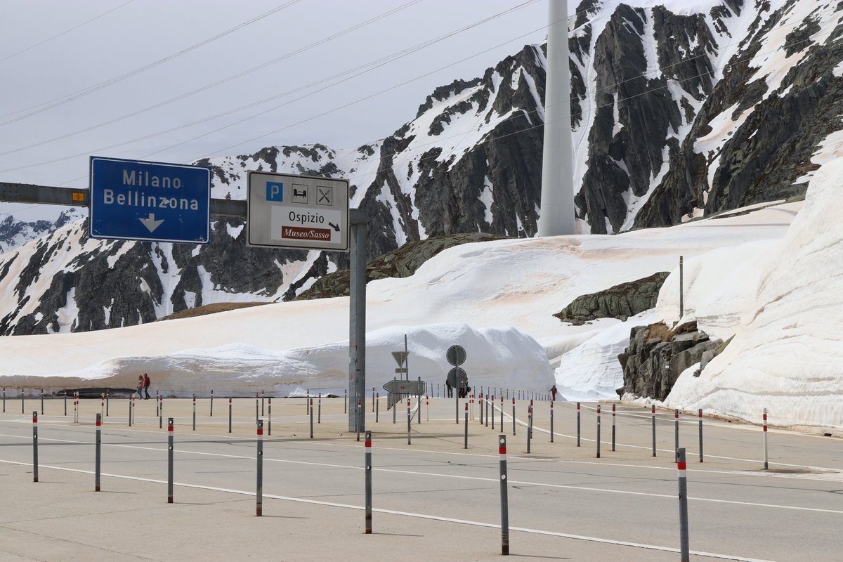 Ich war heute natürlich nicht zum Spass auf dem #Gotthardpass😉. Es mussten Vergleichsfotos her...
11. April 2024 (oben) vs. 29. Mai 2024 (unten)