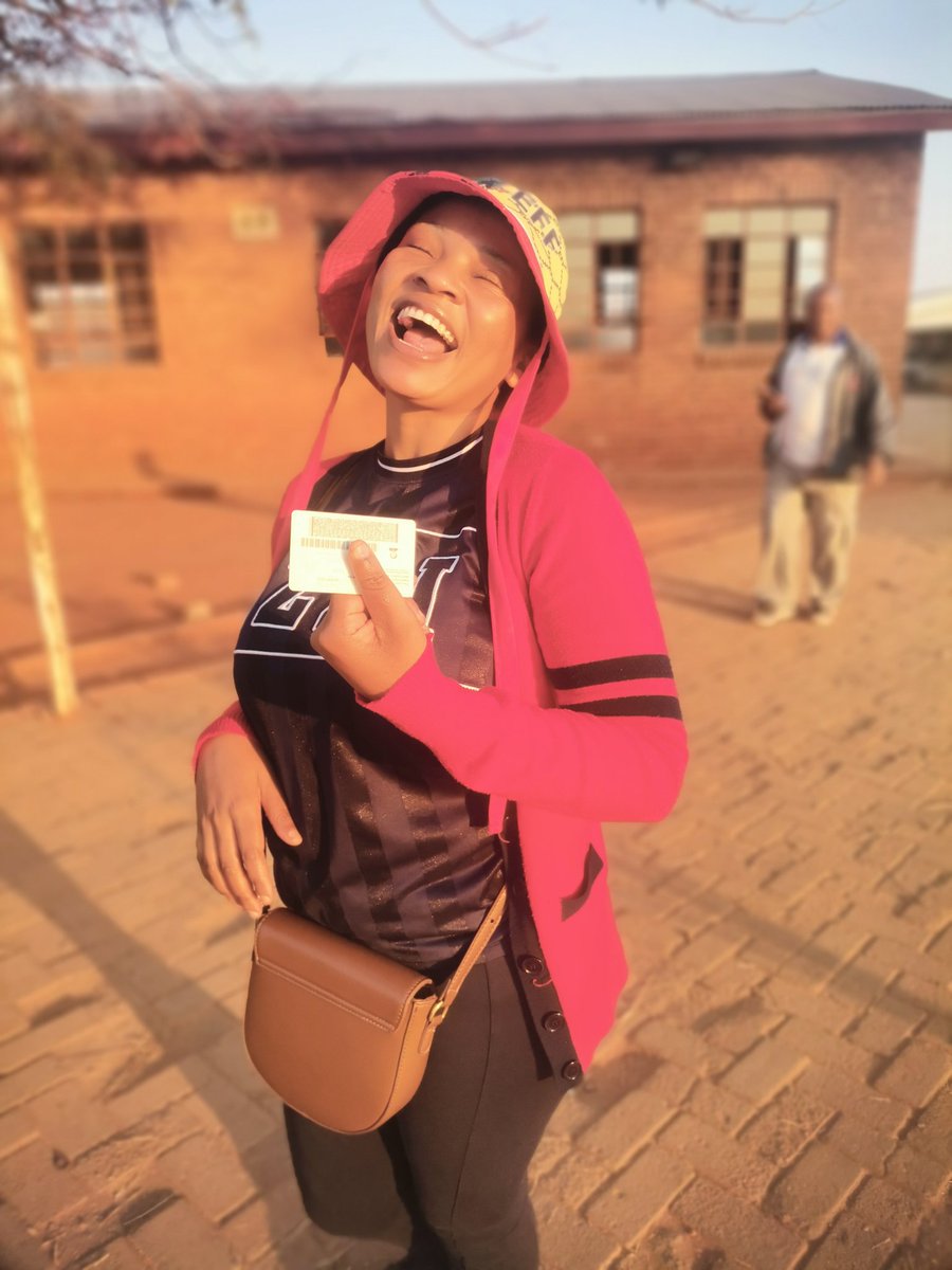 MapulaMokgosang's tweet photo. Waited 4 hours in the queue but it was worth every minute.
We have voted for land and jobs NOW. An end to loadshedding.
#IVotedEFF
#VoteEFF
#MalemaForSAPresident https://t.co/0zft18iUbJ