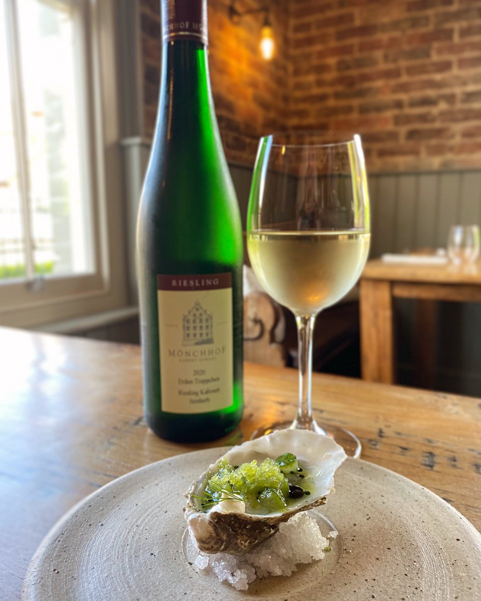 🦪 Oysters are back this week served with jalapeño granita, pickled cucumber and dill. 🦪
Pair them with a nice Riesling from Germany.
#oysters #seafood #wine #riesling #germanriesling #foodandwine #winepairing #kentrestaurant #top50gastropubs #michelinguide #thekentishhare