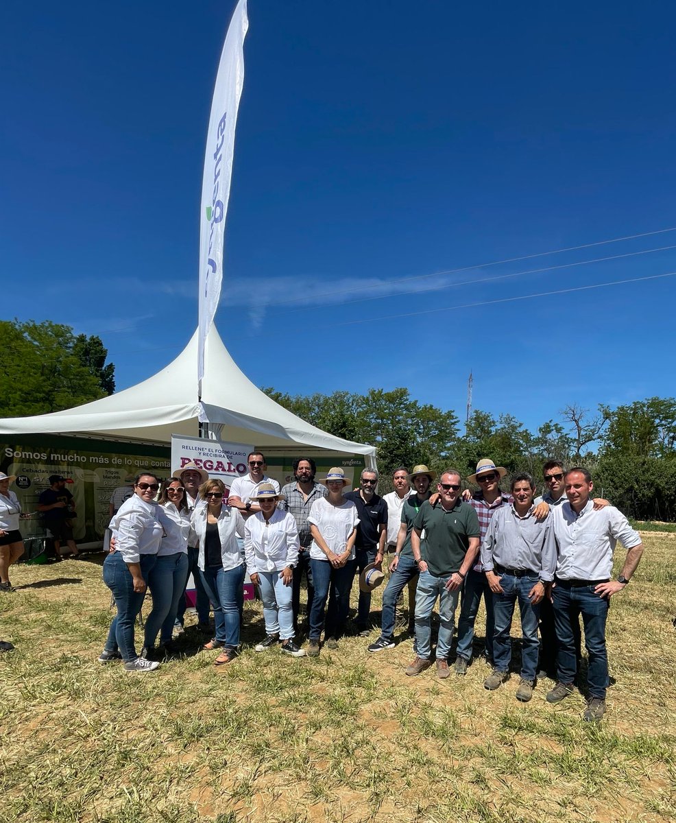 SyngentaES's tweet photo. 🌾 Hoy Syngenta ha estado presente en la jornada @GENVCE 2024 en la que se ha explicado la #GenéticaSyngenta y expuesto diferentes variedades de cereal Syngenta, a la vez que se ha ofrecido información sobre nuestros productos 🔝

🏵️🐝 A los que también se han acercado a nuestro espacio han podido conocer de primera mano el resultado de nuestros márgenes funcionales y #OperaciónPolinizador.

Gracias a todos los que habéis venido a visitarnos 👏🏻
