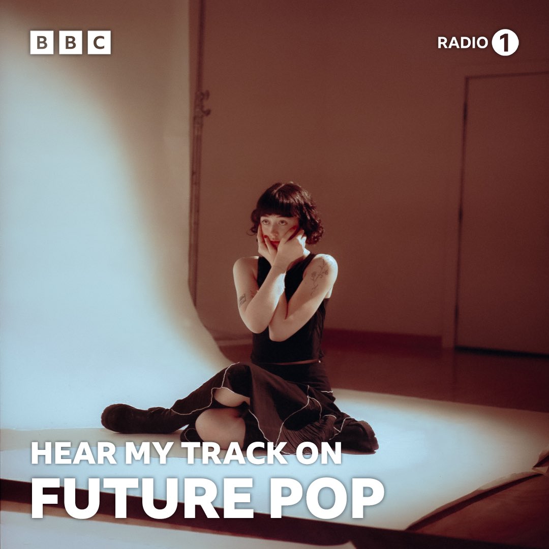 compliment strike will be played on future pop on @BBCR1 tonight tune in @ 8pm !!!! thank u @MollieKing (*ᴗ͈ˬᴗ͈)ꕤ*.ﾟ bbc.co.uk/sounds/play/li…