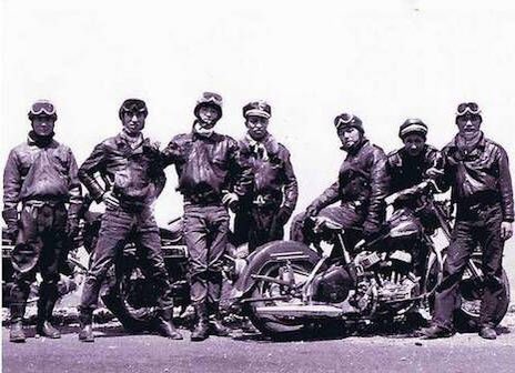 Kaminari zoku, Japan, c.1957

“A Japanese subculture that revolves around speed, thrills & extreme customisation of motorcycles…”

©️Haenfler

📸/©️Gaijin Rider